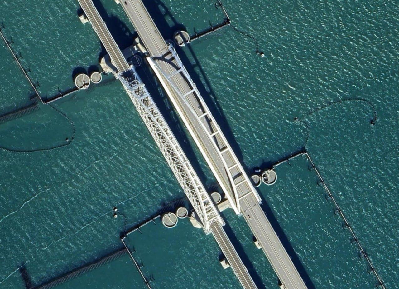 Оновлені супутникові знімки Кримського мосту на карті Google Maps разом з загородженнями та позиціями ППО Оновлені супутникові знімки Кримського мосту на карті Google Maps разом з загородженнями та позиціями ППО