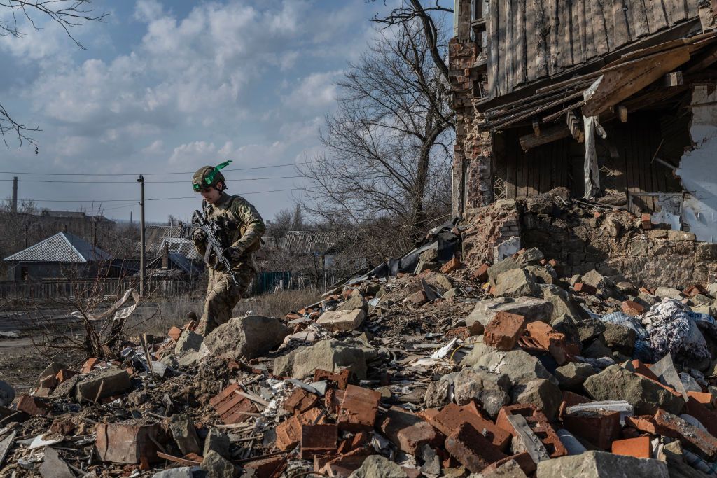 Украинский военный 80-й бригады на руинах дома, разрушенного российским ударом в Константиновке Донецкой области, 9 марта 2023 года Фото: Лоран Ван дер Штокт для Le Monde/Getty Images