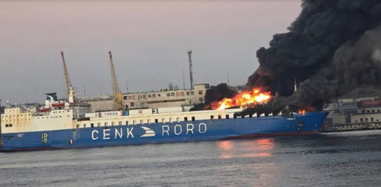 В порту Черноморск горит гражданское судно под флагом Турции. Фото: via Новости Одесса/Telegram В порту Черноморск горит гражданское судно под флагом Турции. Фото: via Новости Одесса/Telegram