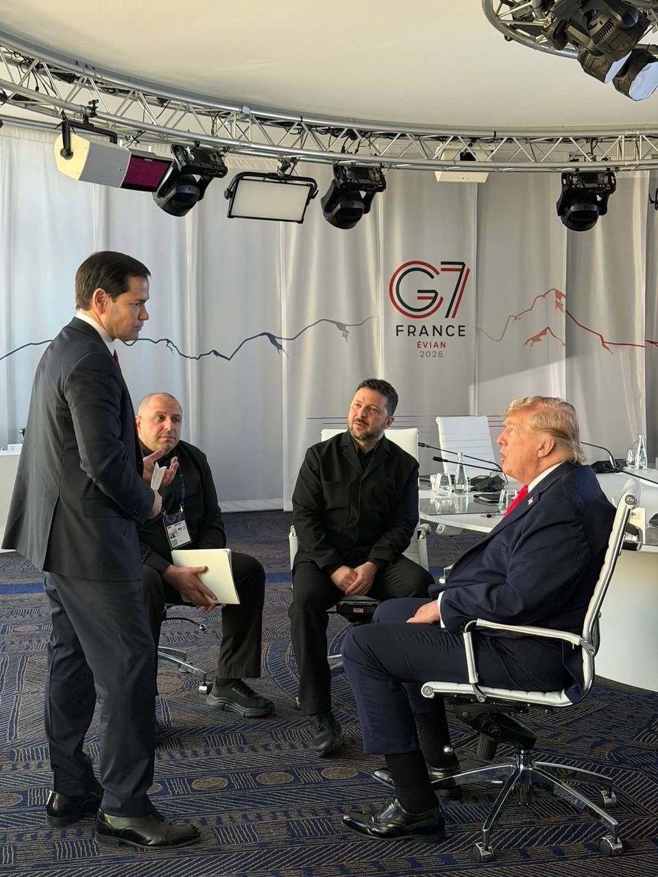 Трамп и Зеленский провели переговоры на полях саммита G7 Трамп и Зеленский провели переговоры на полях саммита G7