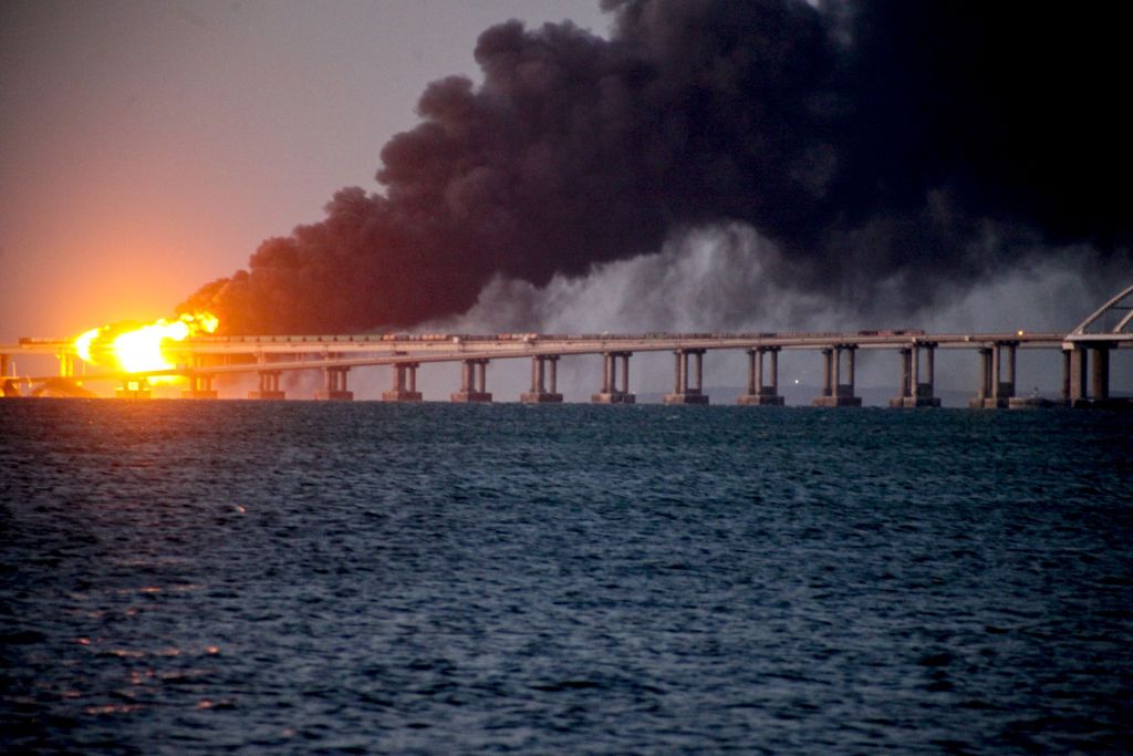 Мост уже трижды пылал, наиболее зрелищно в октябре 2022 года. Фото: Getty Images Мост уже трижды пылал, наиболее зрелищно в октябре 2022 года. Фото: Getty Images