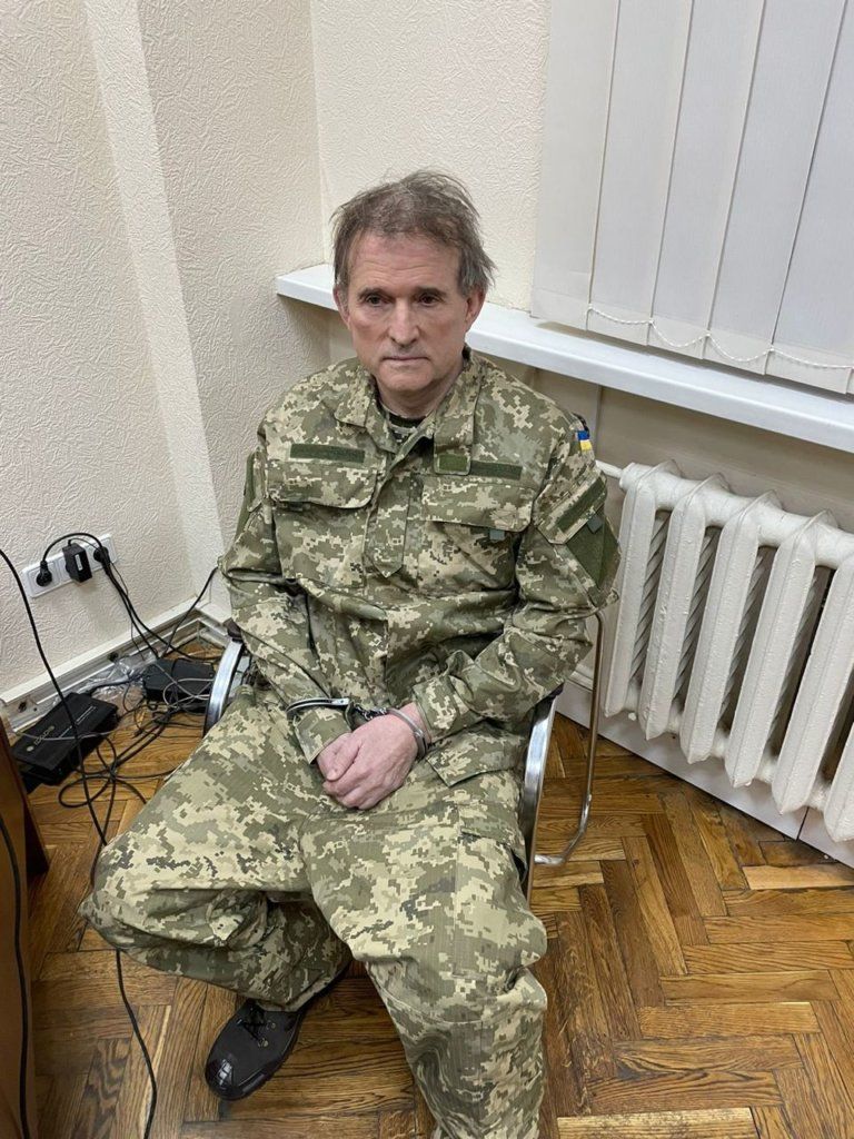 Віктора Медведчука затримали 12 квітня 2022 року в результаті спецоперації СБУ, коли він під виглядом військовослужбовця ЗСУ намагався втекти з-під домашнього арешту СБУ. Згодом, 21 вересня 2022 року, Україна обміняла його на 215 українських військових Віктора Медведчука затримали 12 квітня 2022 року в результаті спецоперації СБУ, коли він під виглядом військовослужбовця ЗСУ намагався втекти з-під домашнього арешту СБУ. Згодом, 21 вересня 2022 року, Україна обміняла його на 215 українських військових