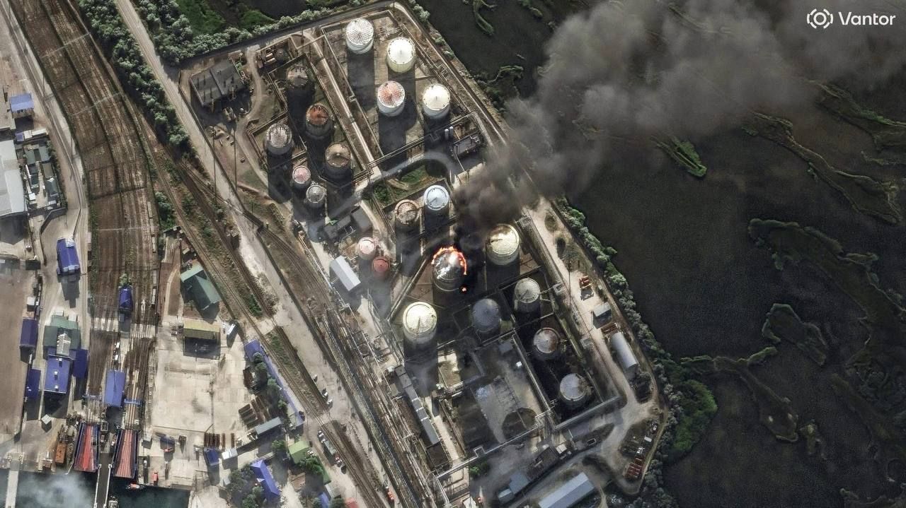 Пожар на нефтебазе в порту Кавказ, Россия, 21 июня 2026 года. Пожар на нефтебазе в порту Кавказ, Россия, 21 июня 2026 года.