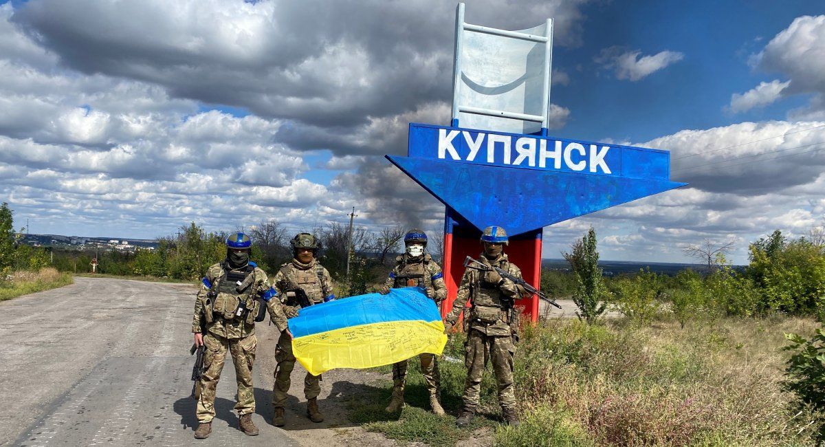Українські воїни біля стели на в’їзді до міста Куп’янськ при його визволенні, вересень 2022 року / Фото з особистого архіву Олександра, командира роти 92 омбр Сухопутних військ Збройних Сил України
