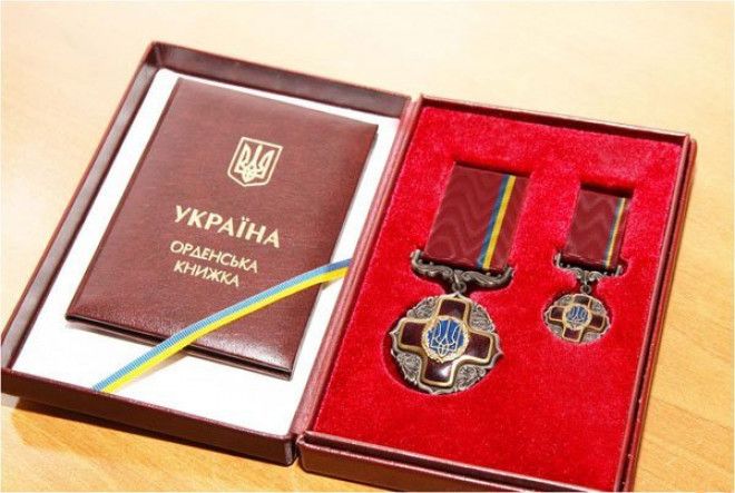 На фото - український Орден "За заслуги" ІІІ ступеня