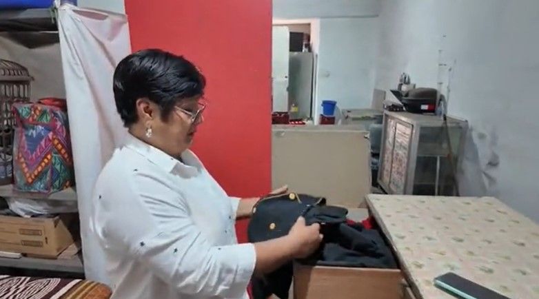 показала кухарський халат свого сина в його старій спальні
