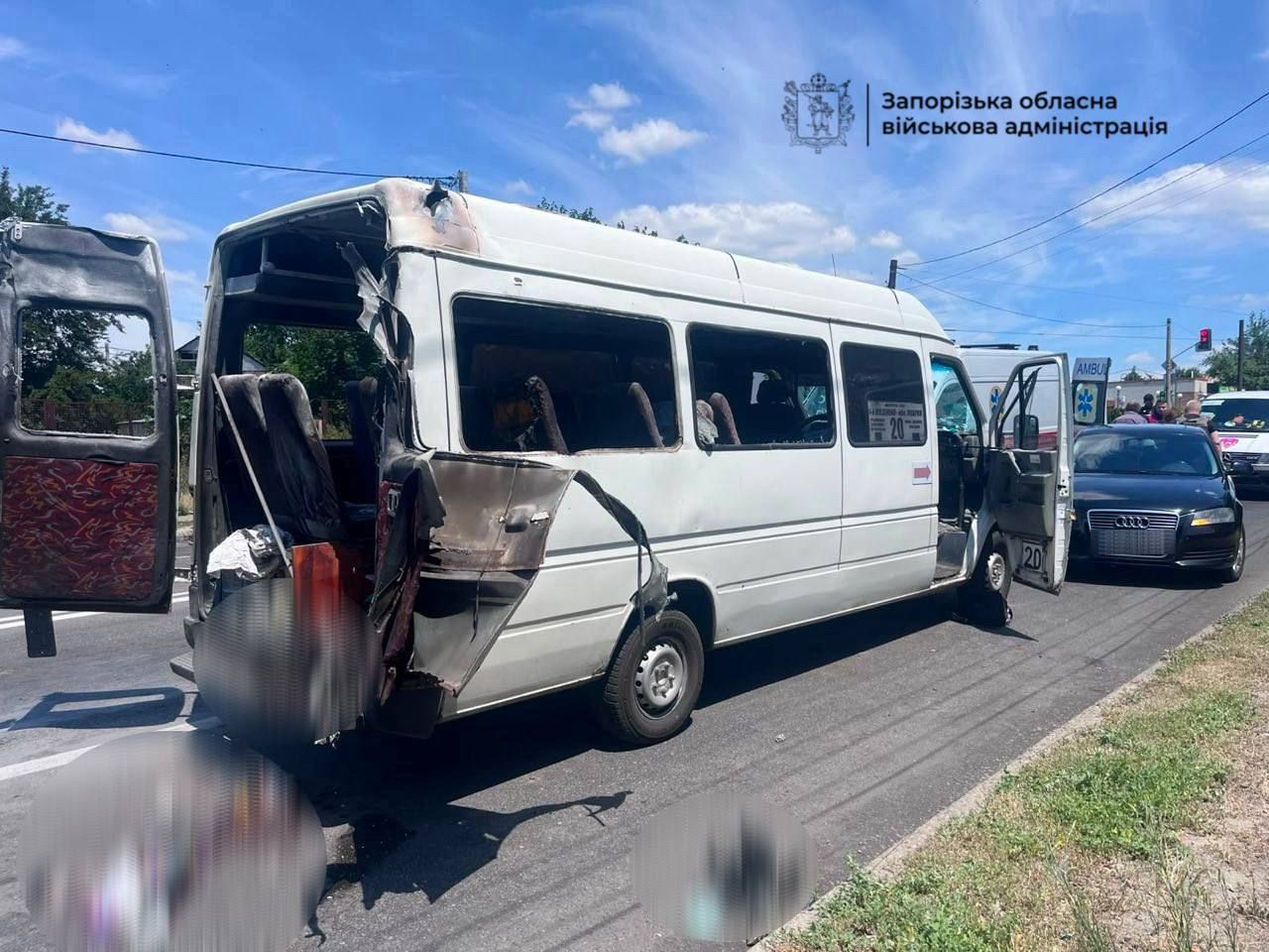 Дрон РФ попал в маршрутку в Запорожье - двое погибших и шесть раненых, среди них ребенок 1