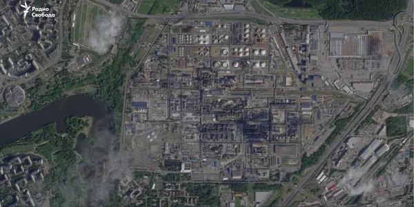 Спутниковый снимок территории Московского НПЗ в России после поражения дронами 18 июня 2026 (Фото: Радио Свобода)