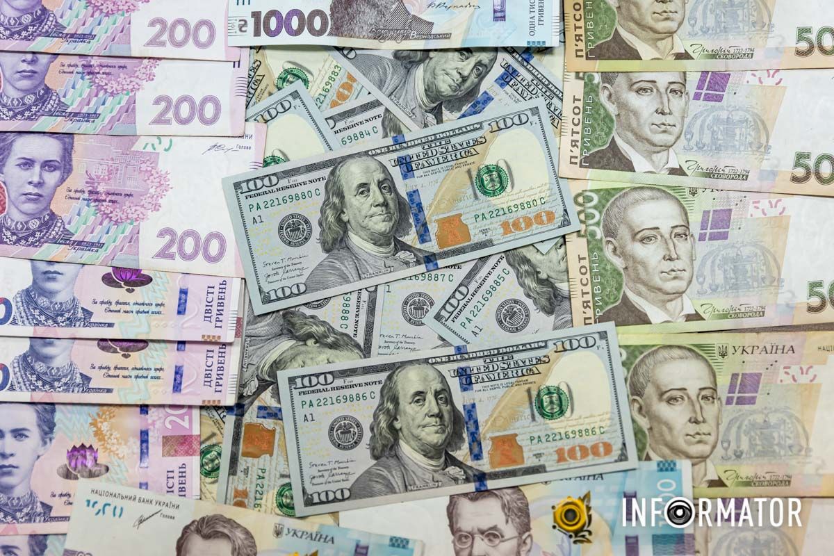 Жінка ивезла до Молдови 64 тисячі доларів і отримала штраф 437 тис. грн. фото: Інформатор Жінка ивезла до Молдови 64 тисячі доларів і отримала штраф 437 тис. грн. фото: Інформатор