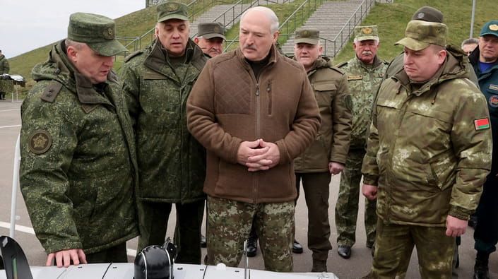 Самопроголошений президент Олександр Лукашенко оглядає безпілотник білоруського виробництва. Обуз-Лесновський полігон, 21 жовтня 2022 року. Фото: Associated Press/East News 