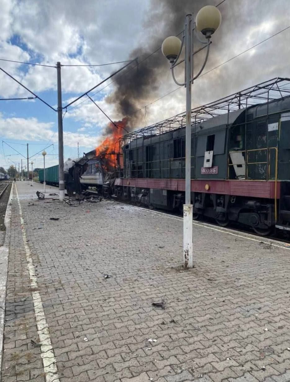 Ворог продовжує атакувати залізничний транспорт, фото: Укрзалізниця