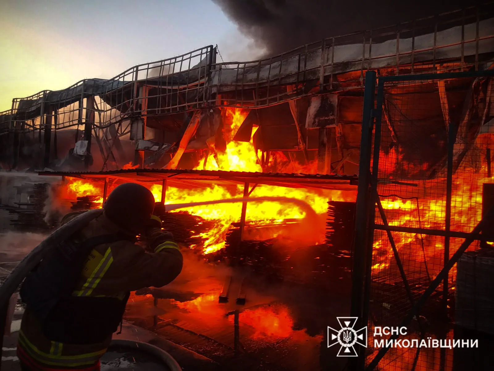 Рятувальники працювали в умовах підвищеної небезпеки. Рятувальники працювали в умовах підвищеної небезпеки.