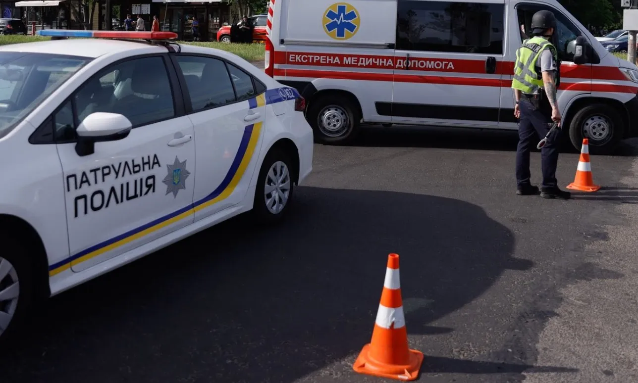 Во Львове посреди улицы мужчина устроил стрельбу - пытался сбежать и угрожал девушке оружием