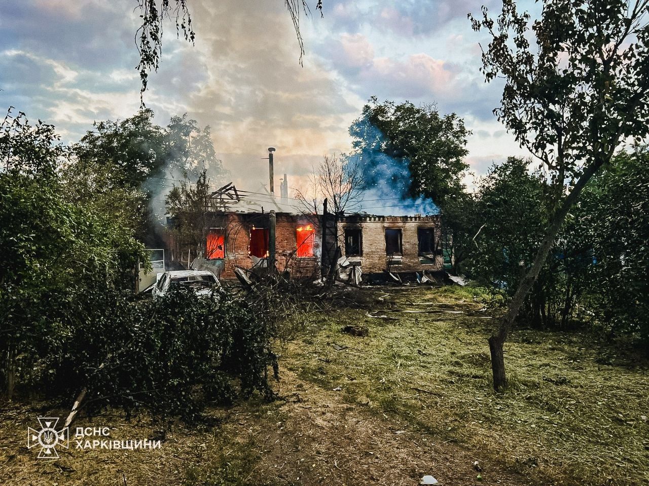 Будинок спалахнув після удару. Фото: t.me/DSNS_Kharkiv лозова удар 2 липня