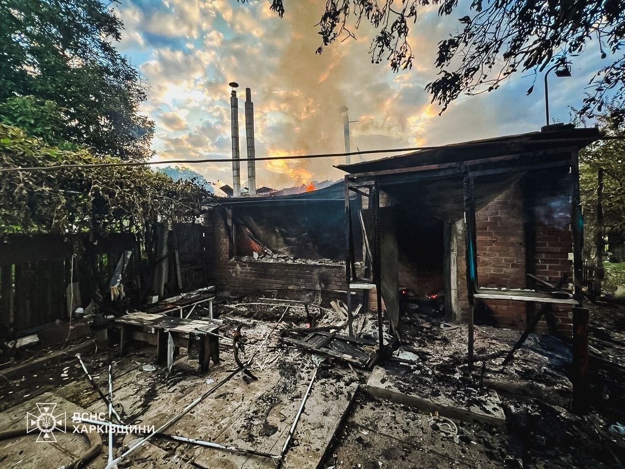 Подвір'я вигоріло після удару. Фото: t.me/DSNS_Kharkiv обстріл Лозова 3 липня