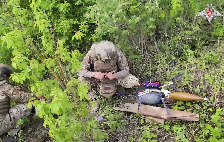 Росіяни просочуються вже по двоє, але це ще більше унеможливлює їх шанси вижити. Фото: Міноборони РФ Росіяни просочуються вже по двоє, але це ще більше унеможливлює їх шанси вижити. Фото: Міноборони РФ
