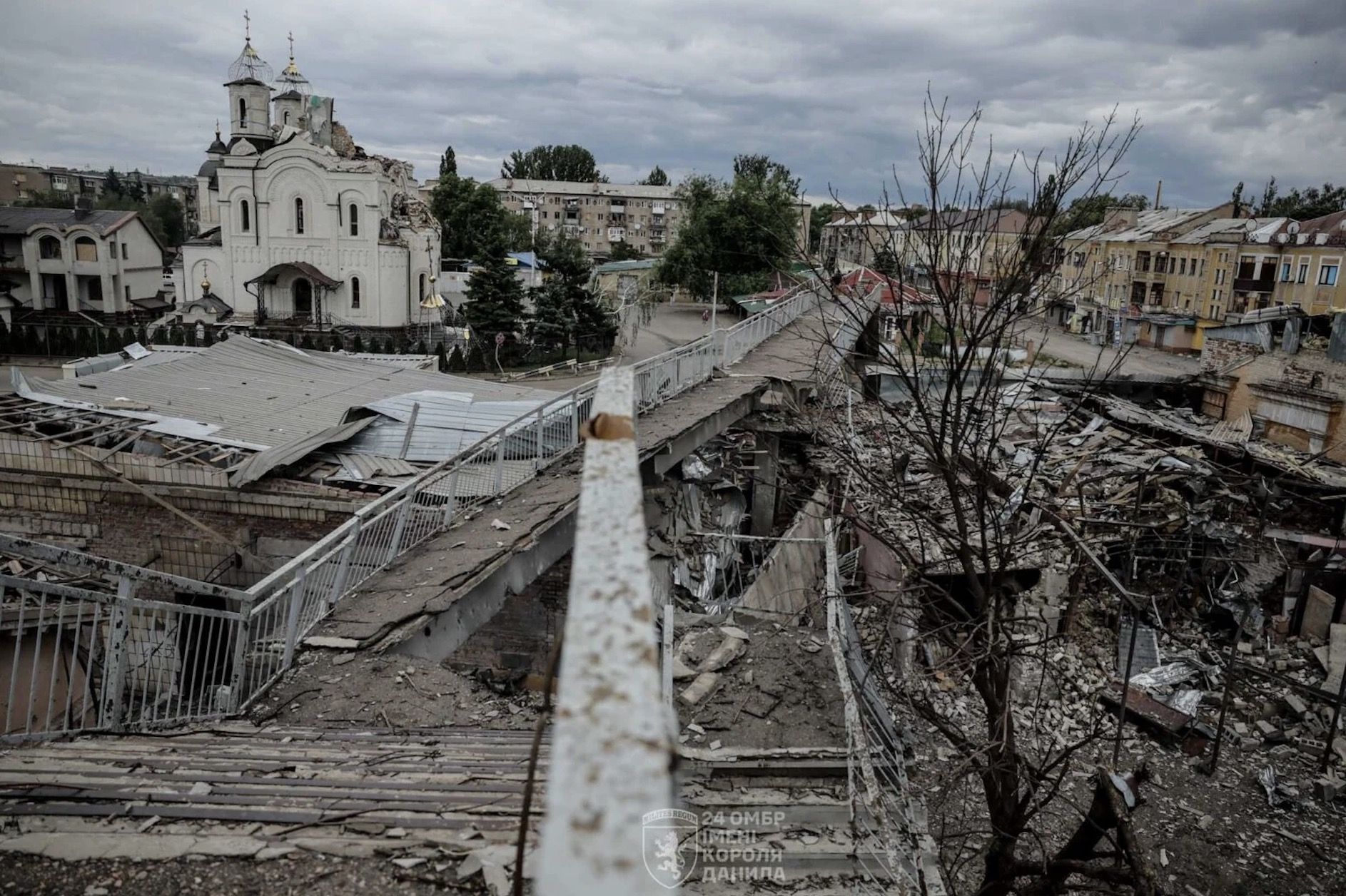 Город Константиновка разрушен почти до основания. Активные боевые действия здесь проходят с весны 2025 года. Константиновка сейчас
