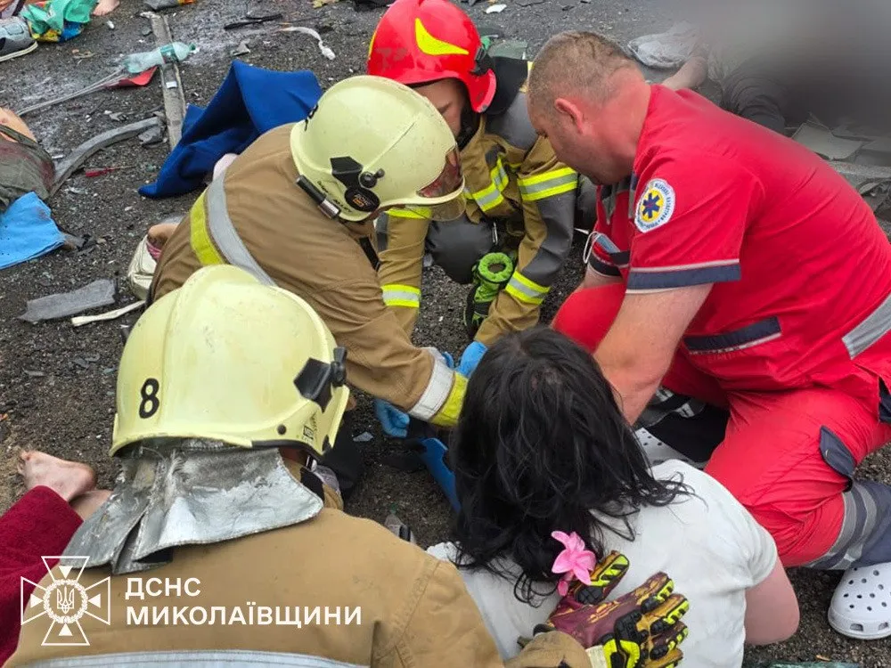 Спасатели ликвидируют последствия автотрощи