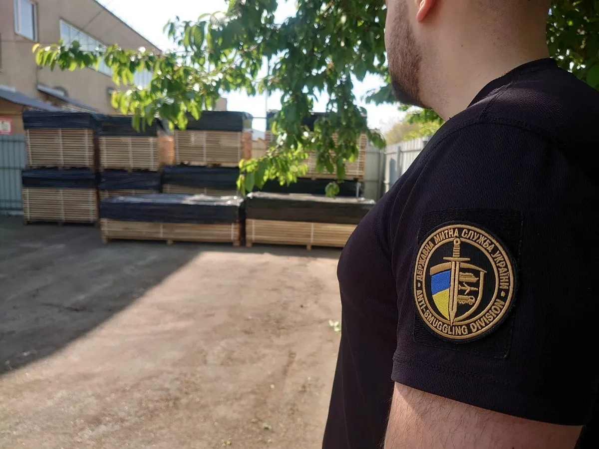 Журналіст Тарас Середич повідомив, що СБУ затримала держінспектора Вінницької митниці