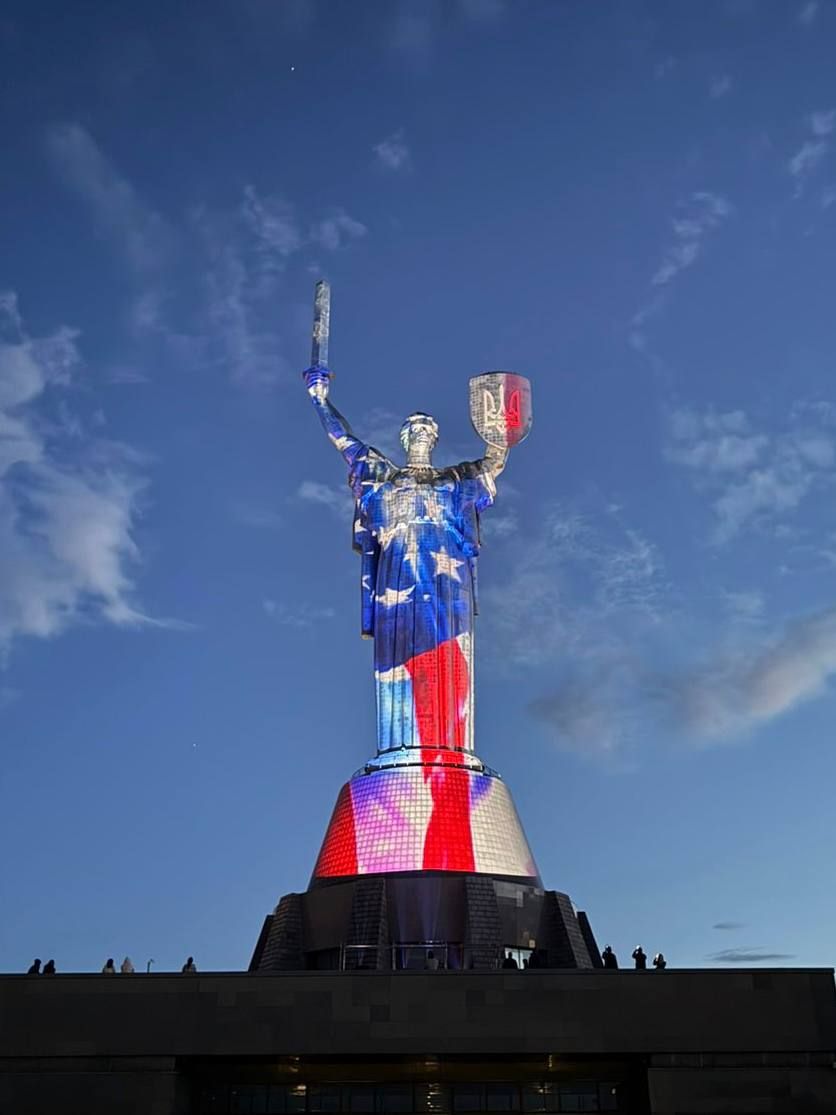 Монумент в цветах флага США. Родина-Мать