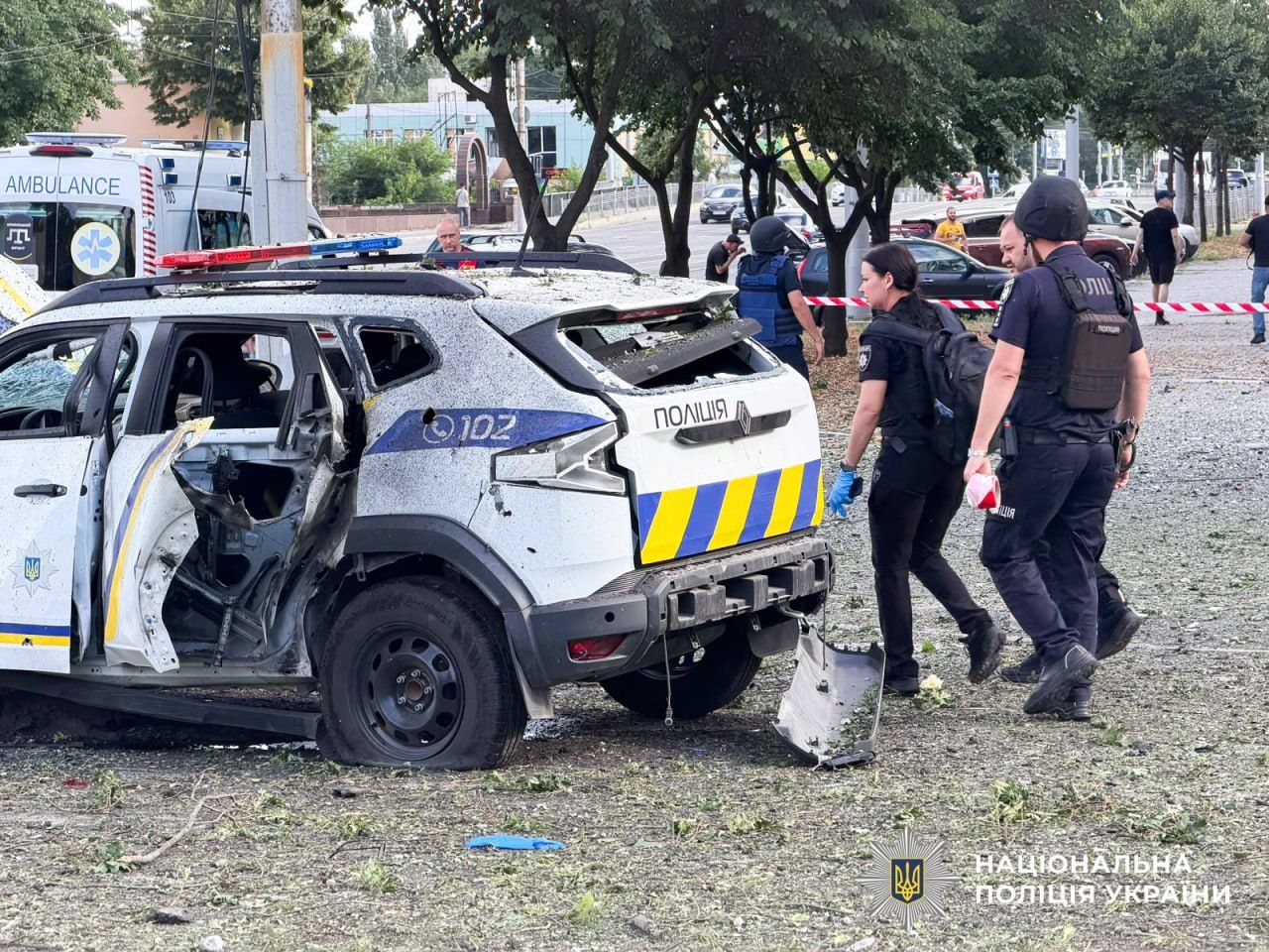 наслідок російського обстрілу девʼятеро людей отримали поранення, загинув поліцейський
