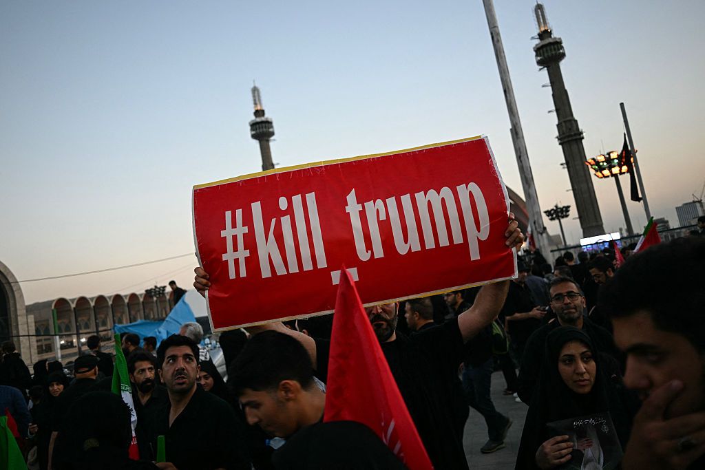 Заклики до вбивства Трампа лунали й у натовпі на похороні аятоли. Фото Getty Images