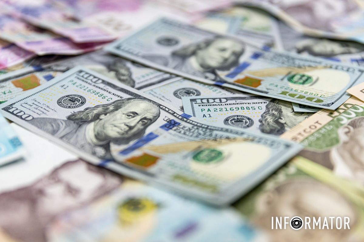 Для сум понад 5000 доларів SWIFT лишається стабільнішим вибором через офіційну фіксацію операції, фото: Інформатор Для сум понад 5000 доларів SWIFT лишається стабільнішим вибором через офіційну фіксацію операції, фото: Інформатор