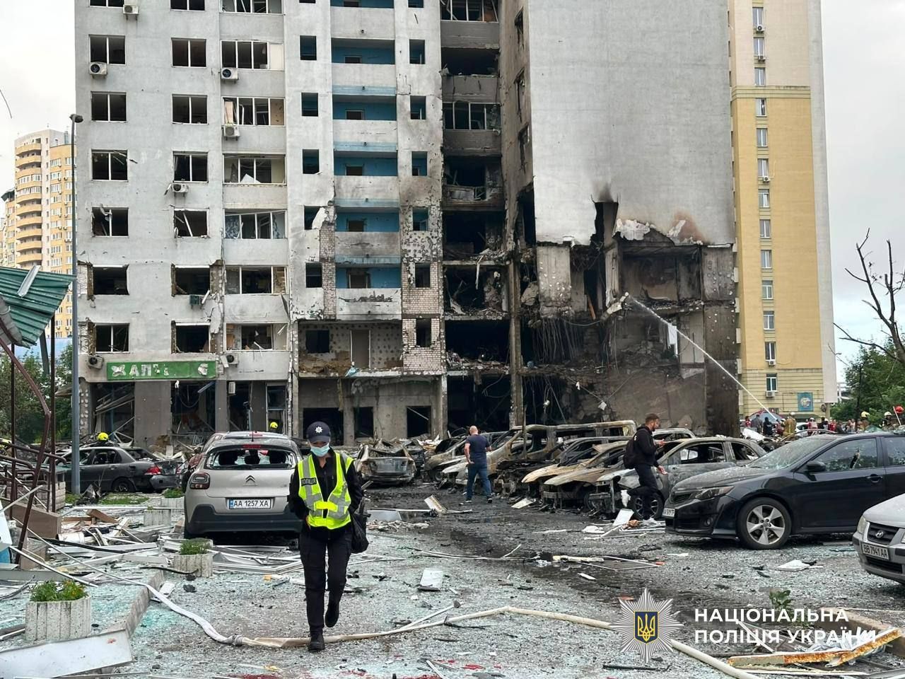 Росія вбиває цивільних у їх будинках, єдина можливість вижити - вчасно піти в укриття. Фото: Нацполіція Росія вбиває цивільних у їх будинках, єдина можливість вижити - вчасно піти в укриття. Фото: Нацполіція