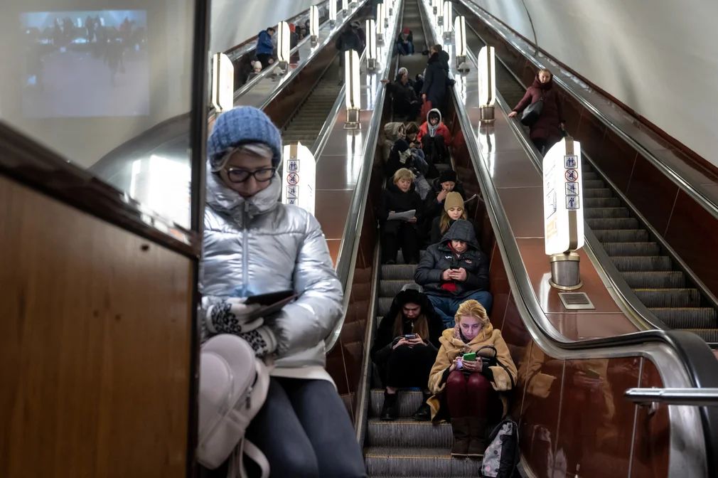 Росія виснажує не тільки ППО, а і людей. Станція метро Театральна, Київ, 26 січня 2023 року Фото: В’ячеслав Ратинський Росія виснажує не тільки ППО, а і людей. Станція метро Театральна, Київ, 26 січня 2023 року Фото: В’ячеслав Ратинський