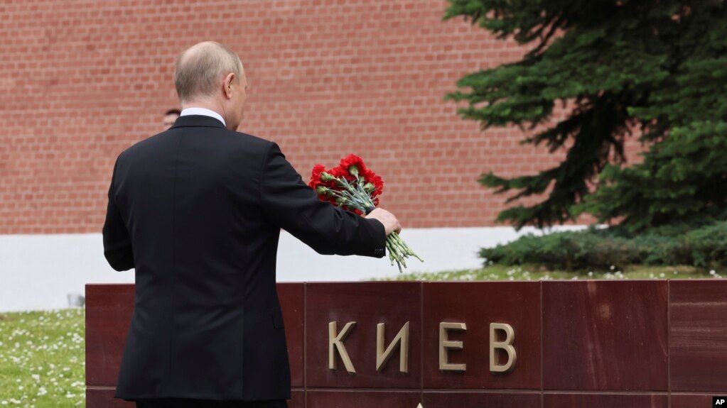 Путін покладає квіти до меморіальної дошки "Місто-герой Київ", цинічно вбиваючи людей в Україні ракетами. Михайло Метцель, Sputnik, фото Кремлівського пулу через AP "