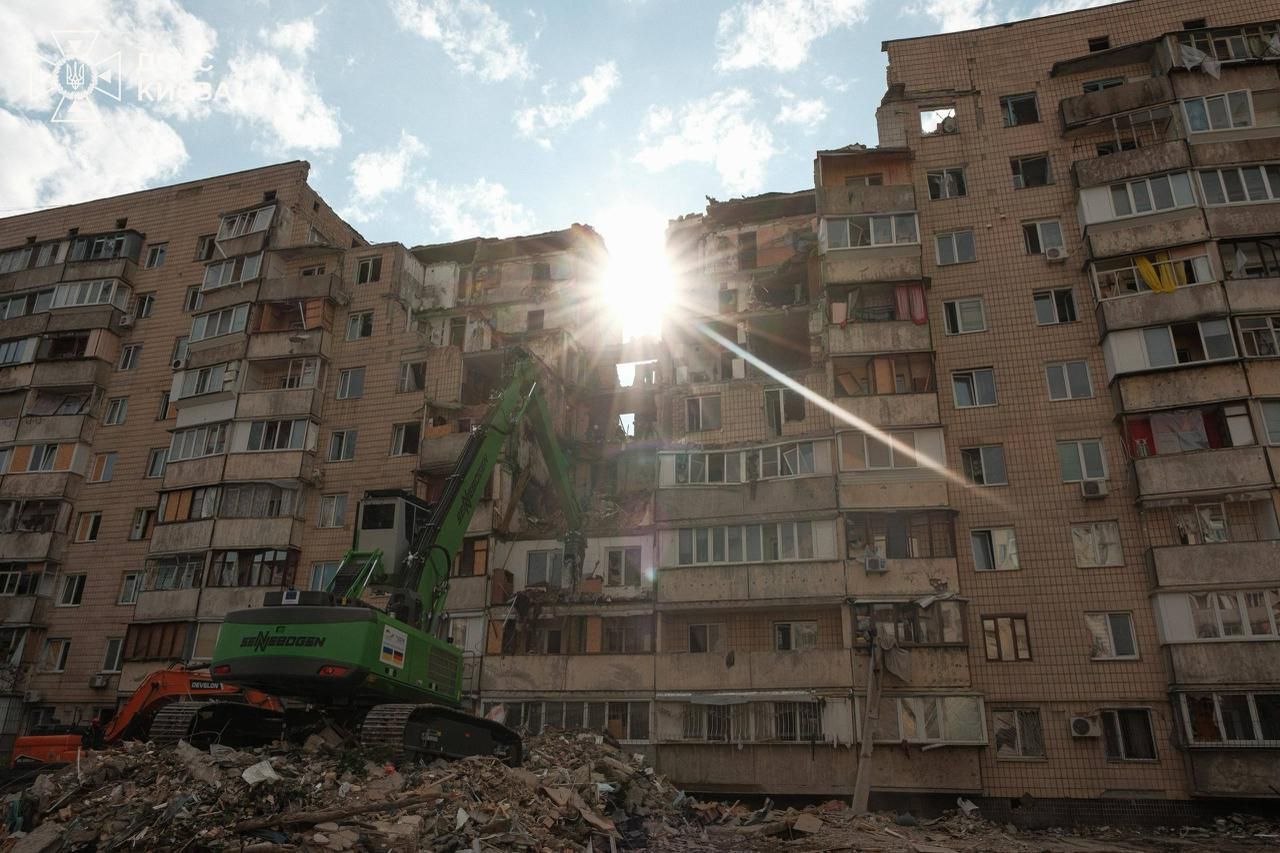 Росія використовує відсутність ракет-перехоплювачів у України і знищує все підряд, вбиваючи людей у їх будинках Росія використовує відсутність ракет-перехоплювачів у України і знищує все підряд, вбиваючи людей у їх будинках