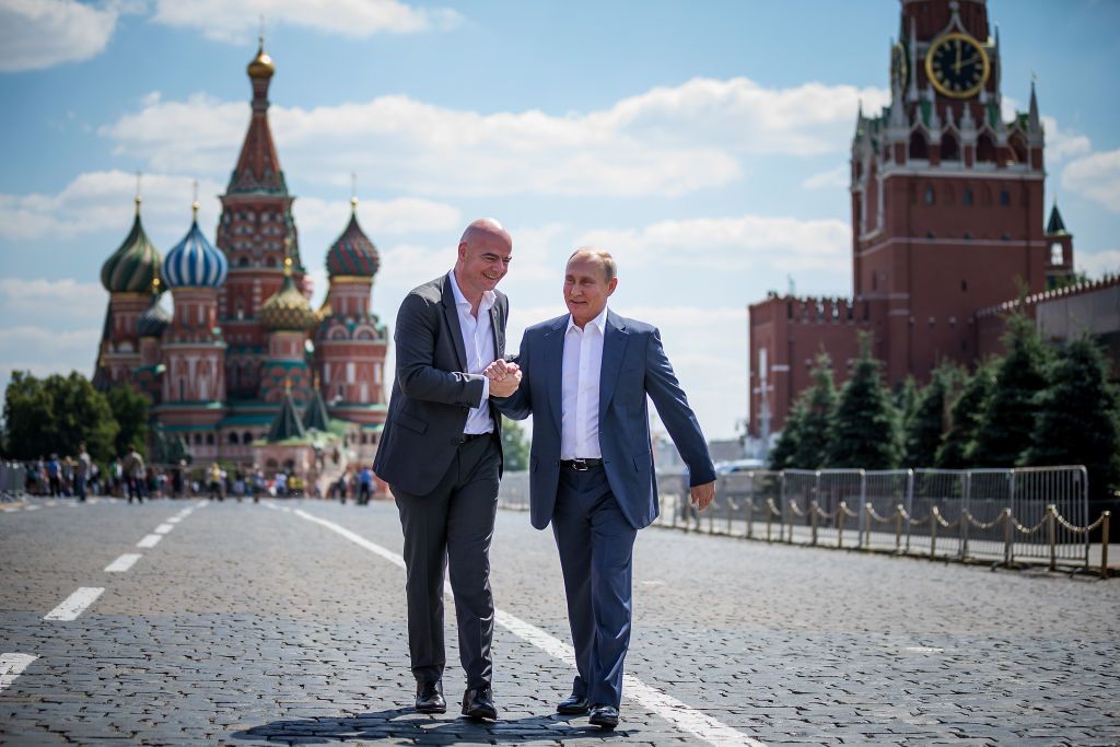 Инфантино, желающий возвращения РФ к футболу, братался с Путиным. Фото: Getty Images ФИФА Инфантино Путин