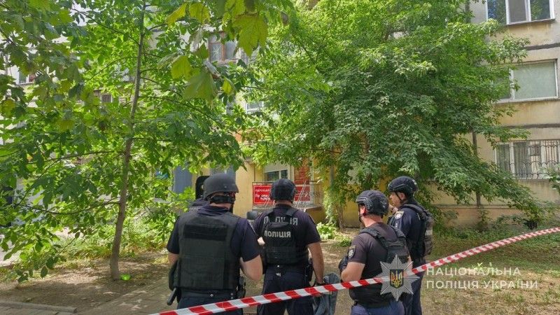 Поліцейські встановлюють обставини інциденту в перукарні в Хаджибейському районі Одеси, фот: Національна поліція України