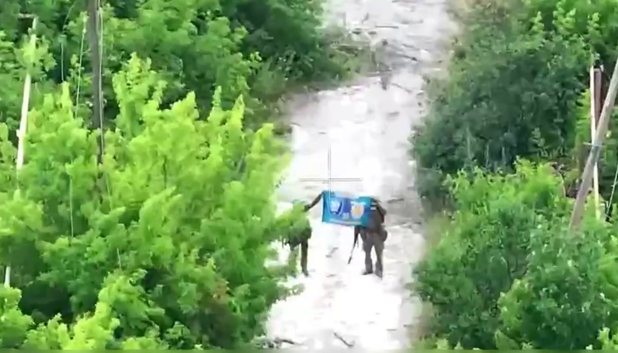 Волнующий момент! Флаг апа в Новохатском. Украинские бойцы в Новохатском