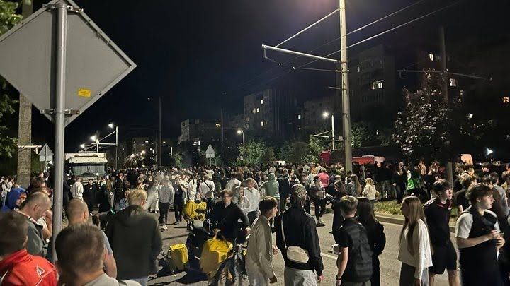 Во Львове толпа опрокинула автомобиль ТЦК Во Львове толпа опрокинула автомобиль ТЦК