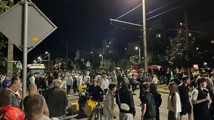 Момент нічної суточки у Львові, під час якої мешканці перекинули автівку ТЦК. Фото: соцмережі. Сутичка у Львові