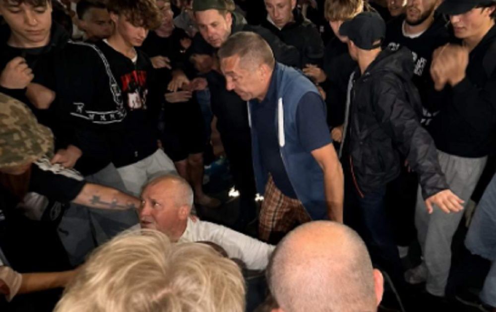 Полиция уже идентифицировала и задержала нападающего на ТЦК. Скриншот видео Полиция уже идентифицировала и задержала нападающего на ТЦК. Скриншот видео