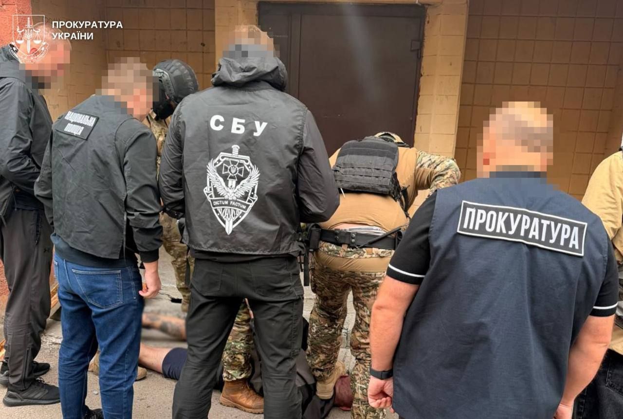 Задержание нападающего Задержание нападающего