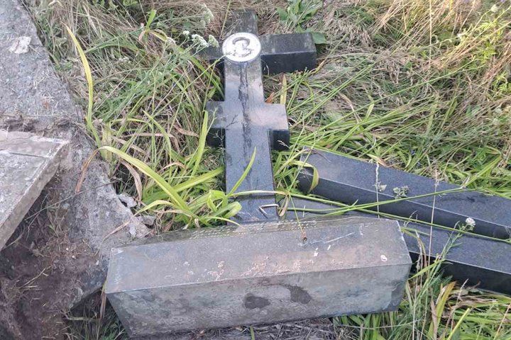 Повалений хрест на могилі кладовища в Осколі Ізюмського району після викрадення танка-пам'ятника Другої світової війни, 11 липня 2026 року. Фото надала жителька Осколу Оксана