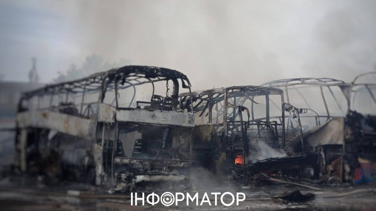 Попадания по транспортной инфраструктуре Одессы - горят автобусы, трое раненых