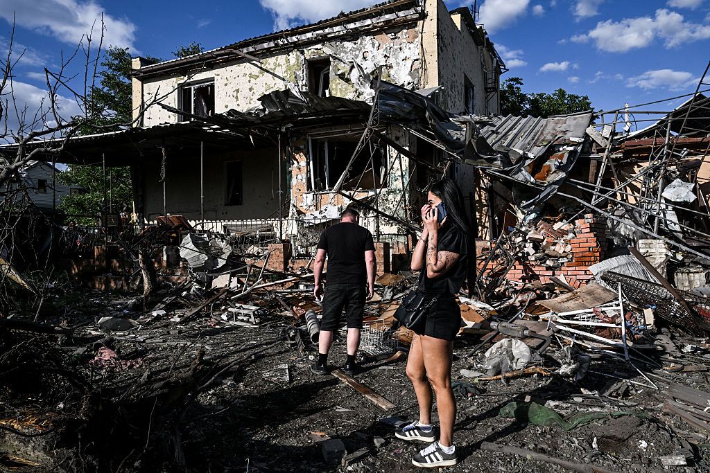 Люди стоят возле жилого дома, поврежденного в результате атаки российских управляемых бомб в Запорожье, Украина, 5 июля 2026 года. Фото: Getty Images Люди стоят возле жилого дома, поврежденного в результате атаки российских управляемых бомб в Запорожье, Украина, 5 июля 2026 года. Фото: Getty Images