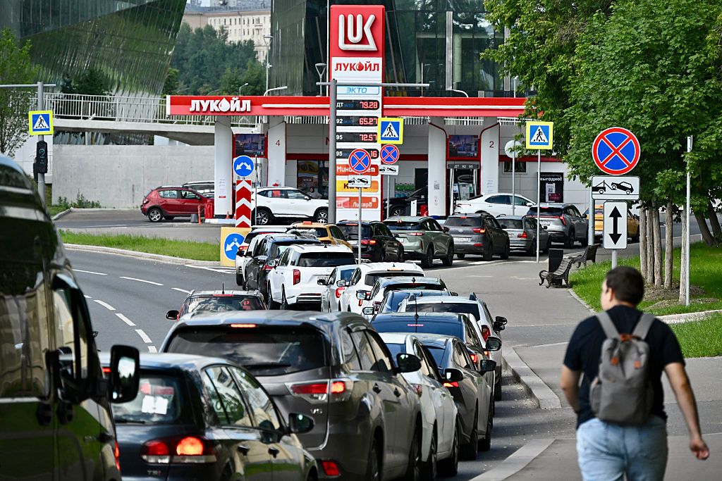 Россиянам не хватает бензина – очереди за топливом растягиваются на десятки километров
