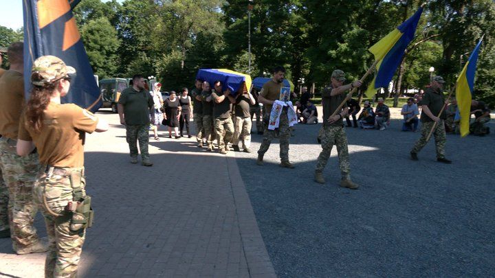 Прощання з військовим Олександром Горловим у Чернігові, який помер у російському полоні. Суспільне Чернігів Прощання з військовим Олександром Горловим у Чернігові, який помер у російському полоні. Суспільне Чернігів