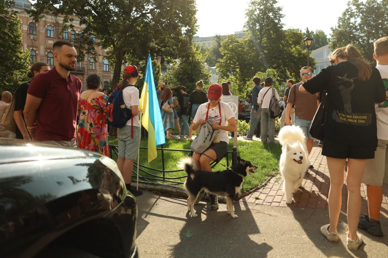 Люди протестують проти звільнення Федорова. Фото: pekhno_news Люди протестують проти звільнення Федорова. Фото: pekhno_news