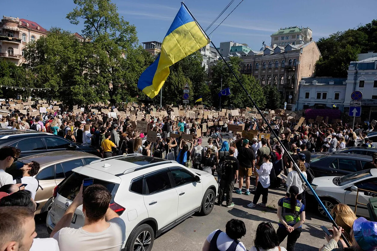 Протестующие, вышедшие в поддержку Федорова после новостей об его отставке, также критиковали решение президента оставить Сырского в должности главкома. Протесты в поддержку Федорова