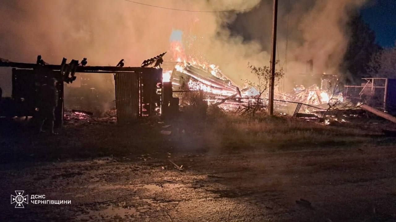 Чернігівщина потрапила під удари ворожих БпЛА - вогнеборці рятували поля та будинки 1