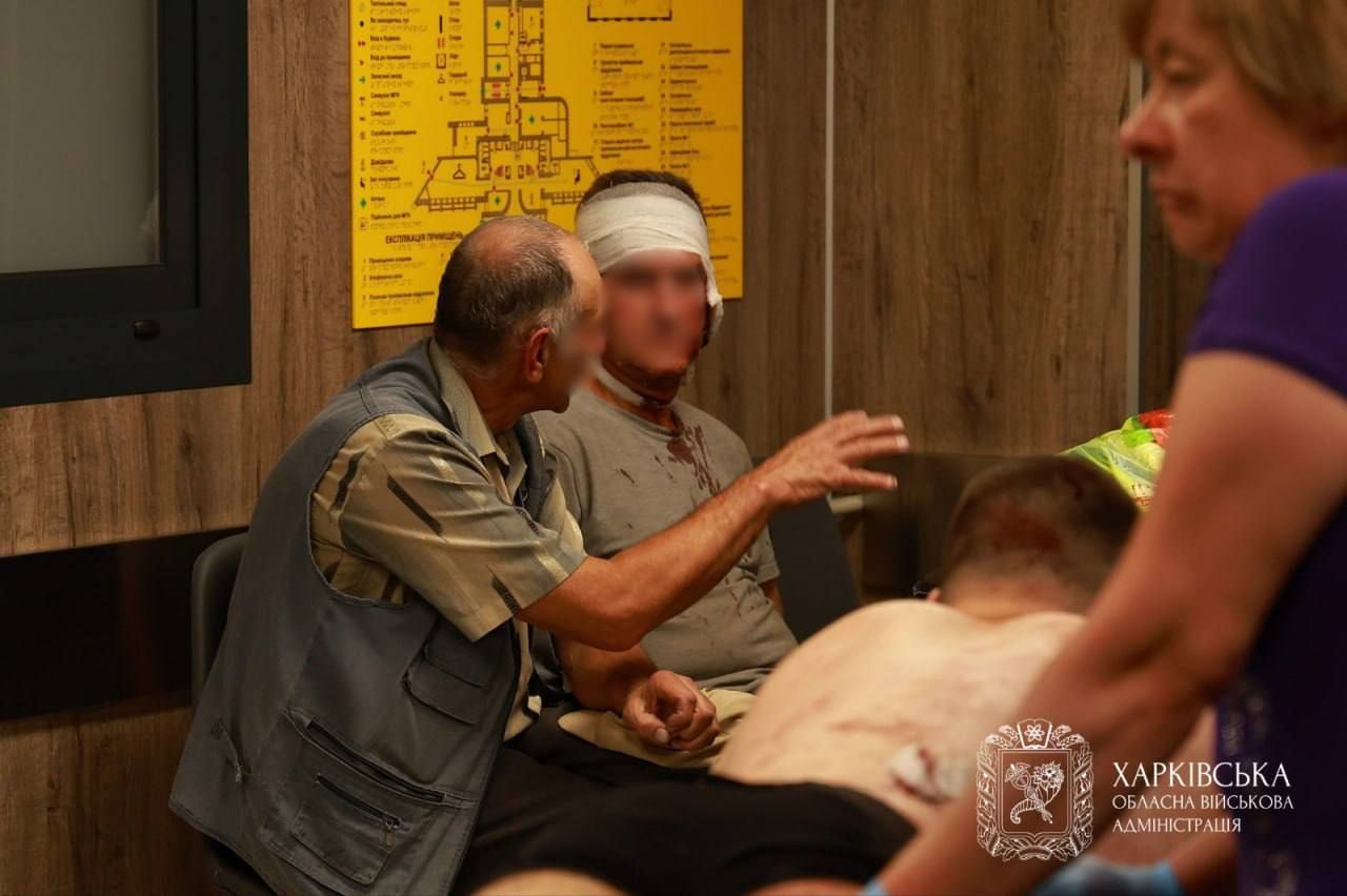 Російські окупанти вчергове атакували цивільну інфраструктуру в передмісті Харкова Армія РФ вдарила по терміналу Нової пошти під Харковом - є загиблі та десятки поранених 1