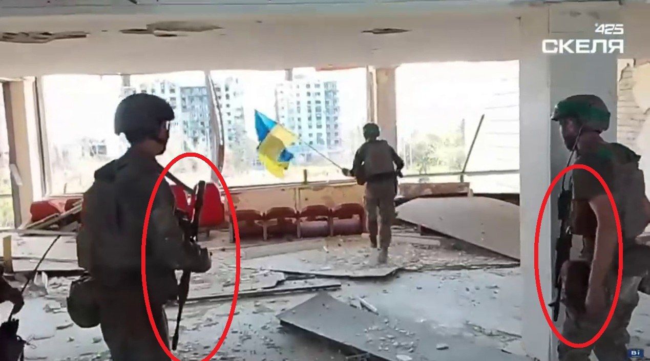 Один з бійців Скелі тримає незрозумілого походження автомат, інший - розряджений автомат Один з бійців Скелі тримає незрозумілого походження автомат, інший - розряджений автомат