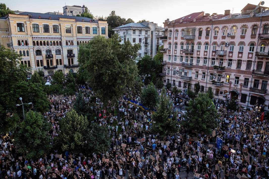 Масові акції протесту звільнення Федорова поступово перетворилися на мітинги проти Сирського. Картонковий майдан у Києві