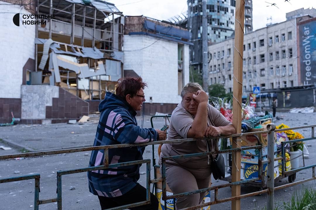 РФ продовжує нищити будинки мирних людей на Лук'янівці. Фото: Суспільне.Новини РФ продовжує нищити будинки мирних людей на Лук'янівці. Фото: Суспільне.Новини